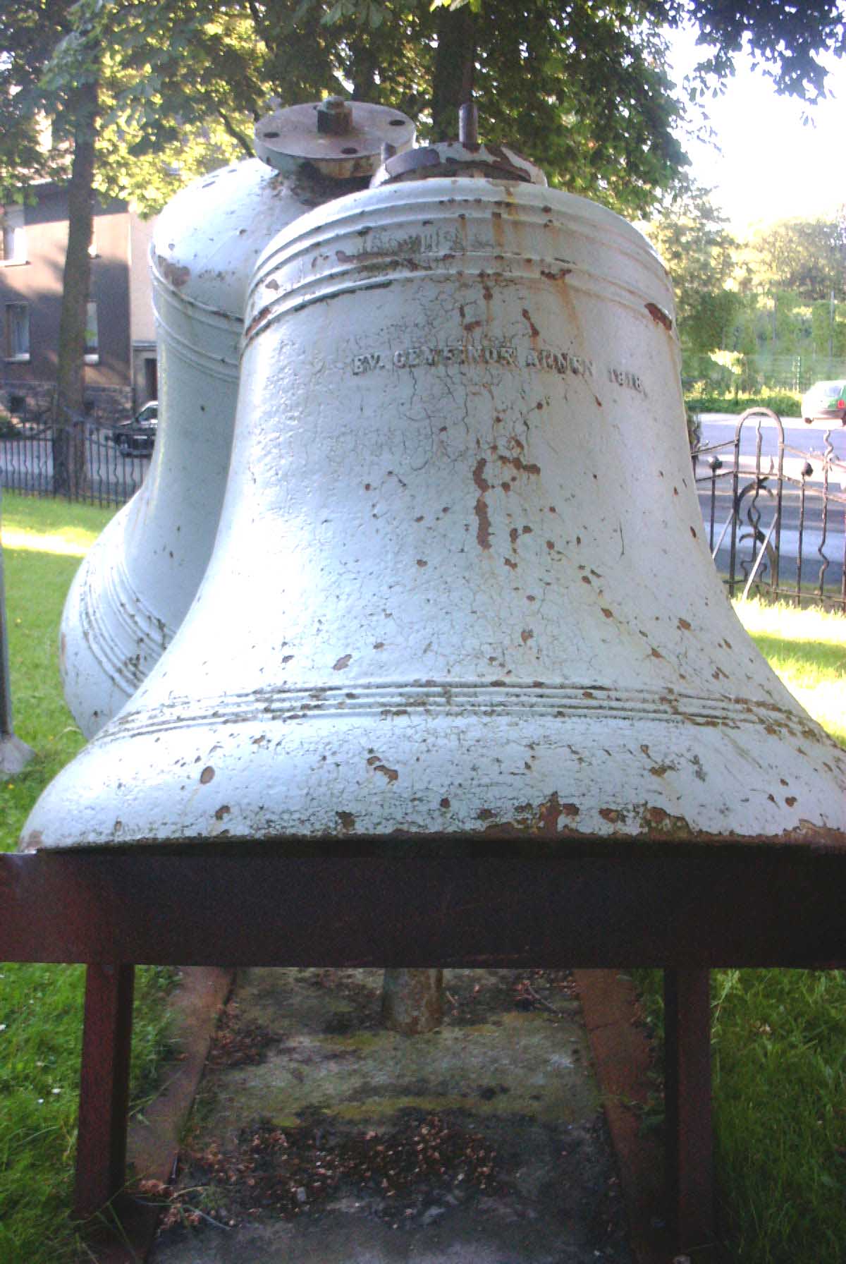 Stahlglocken vor der Kirche