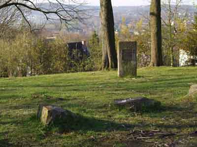 Gedenkstein auf dem früheren Friedhof